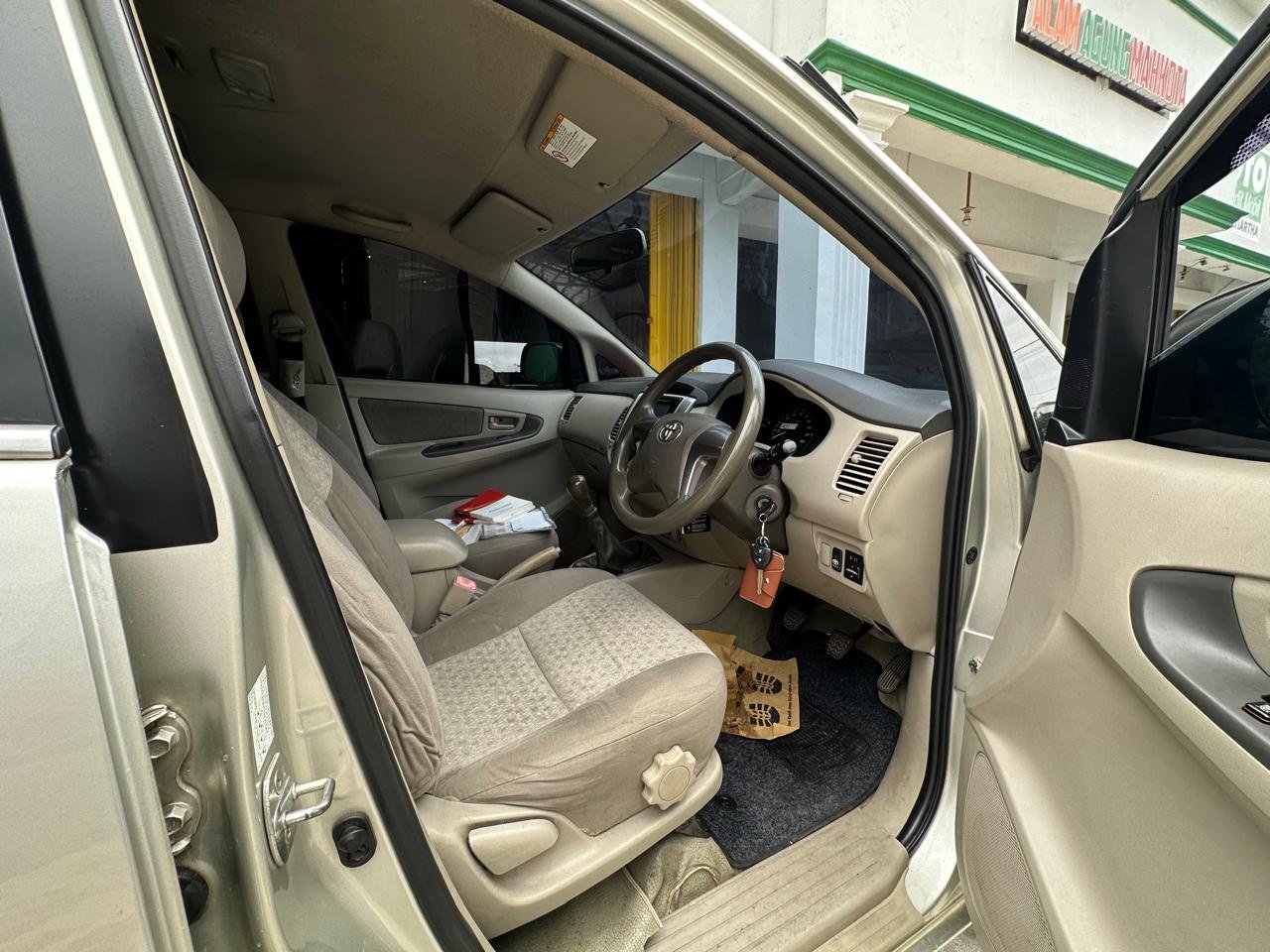 TOYOTA INNOVA 2.0 G MT 2013