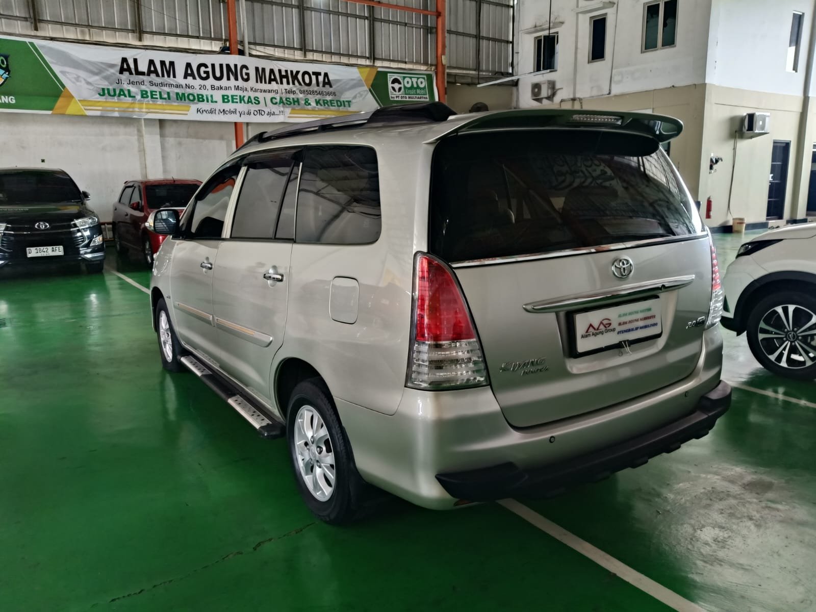 TOYOTA INNOVA E AT 2011
