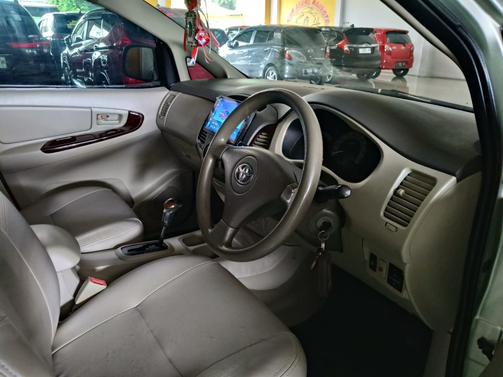 TOYOTA INNOVA E AT 2011