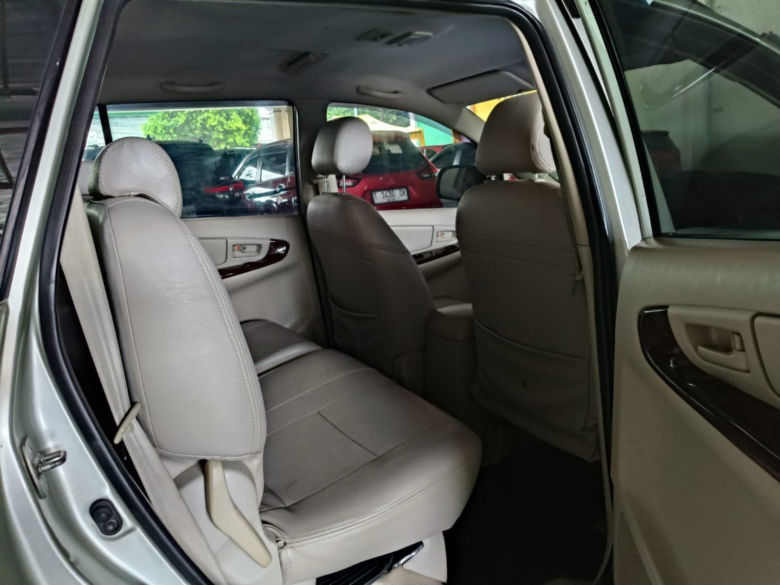 TOYOTA INNOVA E AT 2011